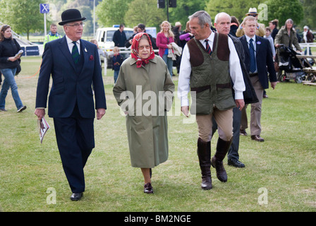 Königin Elizabeth II auf der Royal Windsor Horse Show wo sie auf ihre Pferde, sah Stockfoto