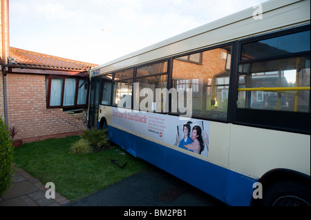 Einzelne Doppeldecker-Bus prallte gegen die Wand des Hauses Stockfoto