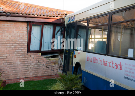 Einzelne Doppeldecker-Bus prallte gegen die Wand des Hauses Stockfoto