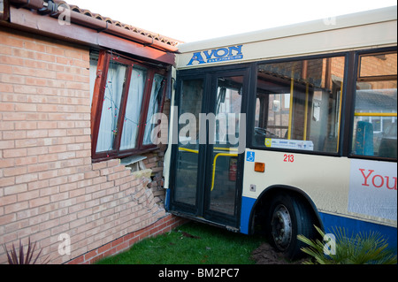 Einzelne Doppeldecker-Bus prallte gegen die Wand des Hauses Stockfoto