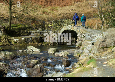 Wanderer auf High Schweden Bridge, ein Lastesel Brücke über Scandale Beck, in der Nähe von Ambleside, Lake District, Cumbria, England, UK Stockfoto