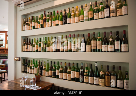 Leere Weinflaschen auf dem Display an Pegasus Bay Weingut im Bereich Waipara von Canterbury auf der Südinsel Neuseelands Stockfoto