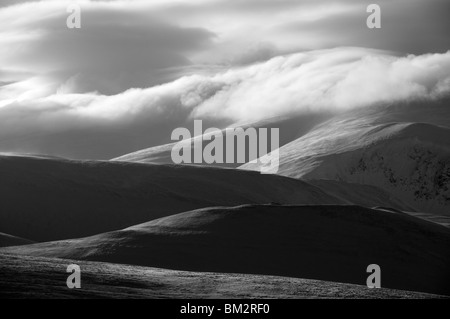 Nebel bedeckt Skiddaw aus großen Sca Fell in den Fjälls Caldbeck in Winter, Lake District, Cumbria, England, UK Stockfoto