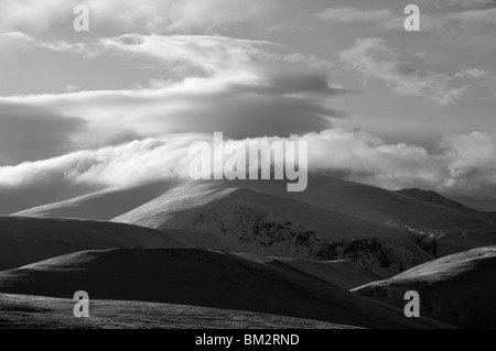 Nebel bedeckt Skiddaw aus großen Sca Fell in den Fjälls Caldbeck in Winter, Lake District, Cumbria, England, UK Stockfoto