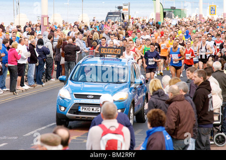 Beginn der Blackpool Charity 10k Volkslauf entlang der Promenade. Stockfoto