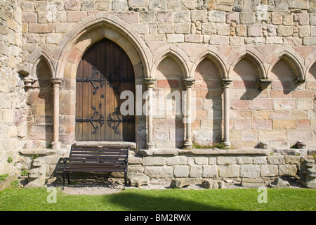 Gotische Bögen und Tür, Teil des "Bolton Abbey", Wharfedale, Yorkshire, England. Stockfoto