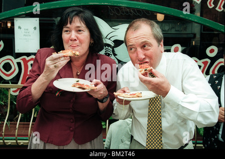 M/s Clare Short und Ron Davies im Pizza-Restaurant in Cardiff für Foto Stunt für die Labour Party 1997 Referendum Ja-Kampagne Stockfoto