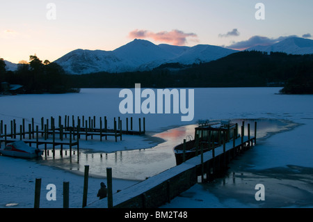 Das Derwent Fells über einen gefrorenen Derwent Water, in der Nähe von Keswick, Lake District, Cumbria, England, UK Stockfoto