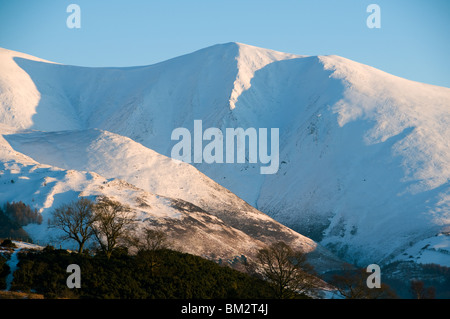 Skiddaw vom Kinn (Grisedale Pike) im Winter, in der Nähe von Keswick, Lake District, Cumbria, England, UK Stockfoto