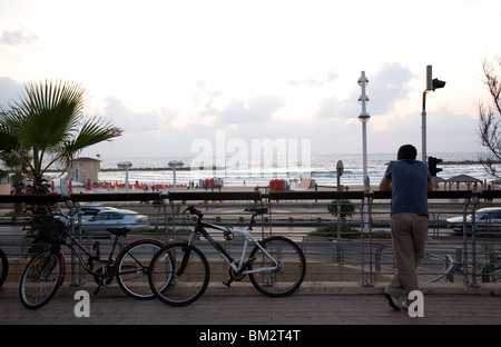 Tel Aviv - erhöhten Promenade mit Blick auf Retsif Herbert Samuel Straße Stockfoto