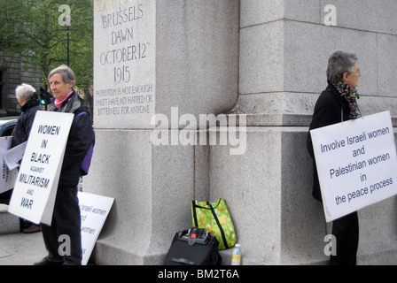 Frauen in Schwarz gegen Militarismus und Krieg zu protestieren Stockfoto