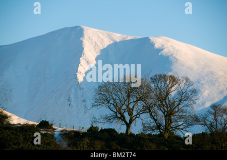 Skiddaw vom Kinn (Grisedale Pike) im Winter, in der Nähe von Keswick, Lake District, Cumbria, England, UK Stockfoto