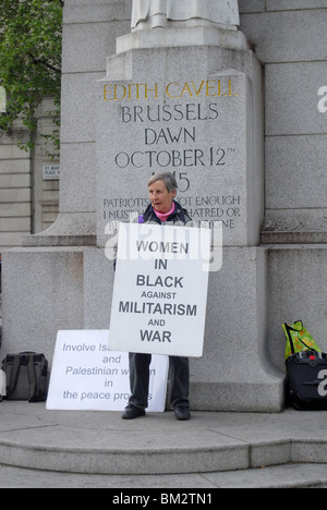 Frauen in Schwarz gegen Militarismus und Krieg Demonstranten Stockfoto