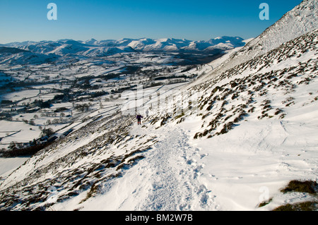 Wanderer auf den unteren hängen der Halle fiel Grat von Blencathra im Winter.  Seenplatte, Cumbria, England, UK Stockfoto