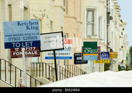 Für Verkauf und lassen Sie Zeichen außerhalb Häuser in Littlehampton - 15. Mai 2010 Stockfoto