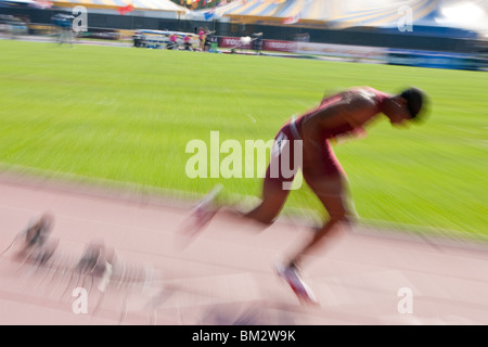 Verschwommene Aktion der Gymnasiast in den Startblock im Wettbewerb beim Reebok Grand Prix 2009 Stockfoto