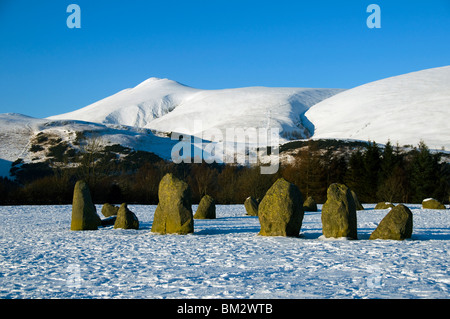 Castlerigg Stone Circle und dem Berg Skiddaw im Winter, Lake District, Cumbria, England, UK Stockfoto