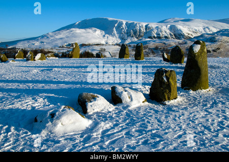 Castlerigg Stone Circle im Winter, Lake District, Cumbria, England, Großbritannien. Clough Head in der Helvellyn Range dahinter. Stockfoto