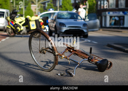 Radfahrer von Auto angefahren. Sanitäter und Polizei in Szene. Stockfoto