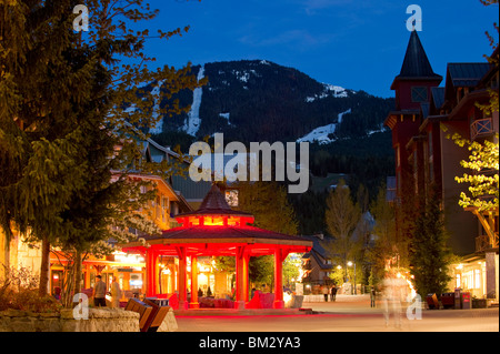 Stadt-Plaza in Whistler Village in der Abenddämmerung Stockfoto