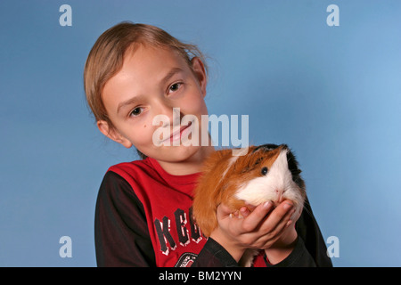 Meerschwein Mit Art / Meerschweinchen & junges Mädchen Stockfoto