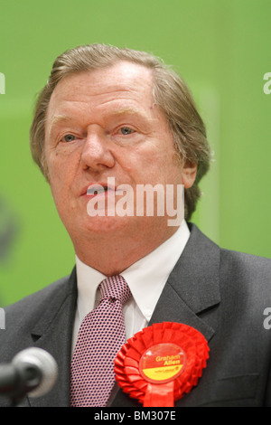 Labour Graham Allen-Nottingham North bei der Zählung. Harvey Haddon Stadion und Freizeitzentrum wurde verwendet, um die Anzahl der für Nottingham North, Nottingham East und Nottingham South Wahlkreise zu halten Stockfoto