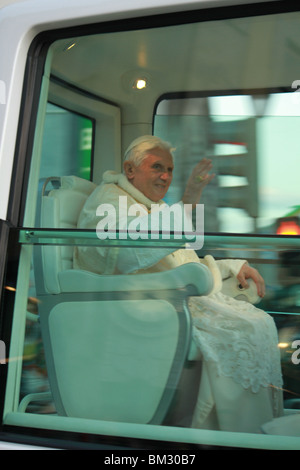 Lissabon - 11 Mai: Papst Benedikt XVI in Papa-Mobil Gruß Menge 11. Mai 2010 in Lissabon, Portugal Stockfoto