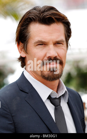 JOSH BROLIN du triffst eine hohe dunkle fremde PHOTOCALL PALAIS DES FESTIVALS CANNES Frankreich 15. Mai 2010 Stockfoto