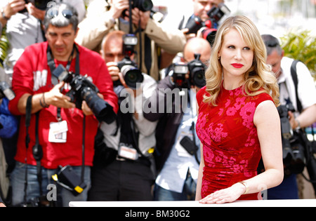 LUCY PUNCH SIE Willen erfüllen einen hohen dunkle fremde PHOTOCALL PALAIS DES FESTIVALS CANNES Frankreich 15. Mai 2010 Stockfoto