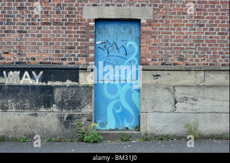 blaue Tür graffiti Stockfoto