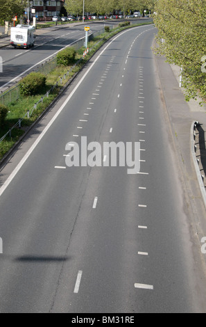 Eine Beschleunigung Zone mit Beschleunigung Markierungen vor einem Gatso Blitzer auf der A316, große Chertsey Road, Hounslow, UK. Stockfoto