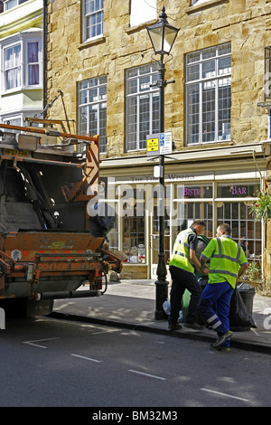 Mülleimer Männer bei Arbeiten am Müll-Sammlung-Tag in einer englischen Stadt Stockfoto