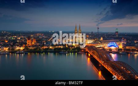 Blick auf Köln und den Rhein in der Nacht aus dem Köln-Triangle-Turm Stockfoto