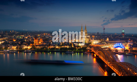 Blick auf Köln und den Rhein in der Nacht aus dem Köln-Triangle-Turm Stockfoto