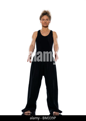 Reife Frau Taiji Tai Chi Chuan im Studio auf weißem Hintergrund isoliert Stockfoto