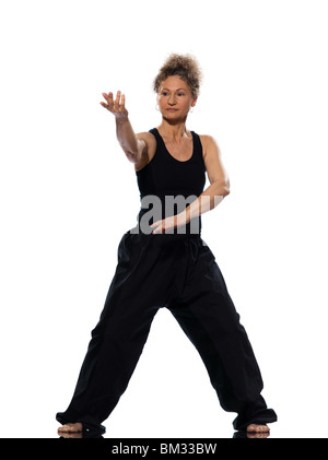 Reife Frau Taiji Tai Chi Chuan im Studio auf weißem Hintergrund isoliert Stockfoto