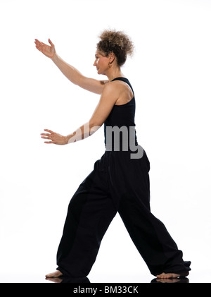 Reife Frau Taiji Tai Chi Chuan im Studio auf weißem Hintergrund isoliert Stockfoto