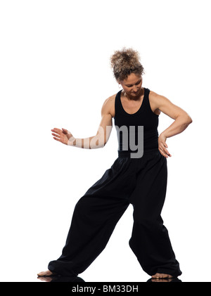 Reife Frau Taiji Tai Chi Chuan im Studio auf weißem Hintergrund isoliert Stockfoto