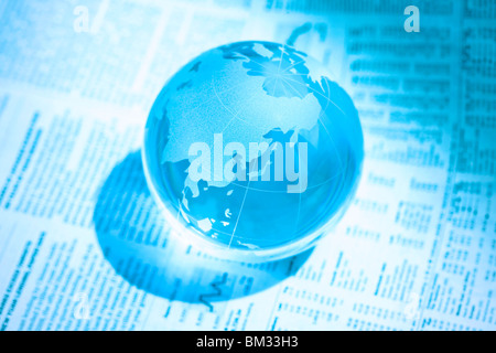 Glas Globus auf Zeitung Stockfoto