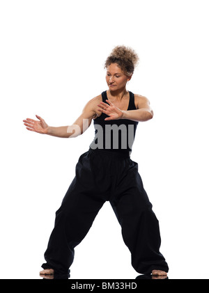 Reife Frau Taiji Tai Chi Chuan im Studio auf weißem Hintergrund isoliert Stockfoto