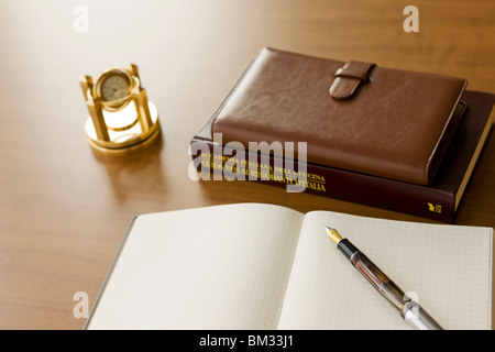 Tagebuch, Kugelschreiber, Notizblock und Buch auf einem Schreibtisch Stockfoto