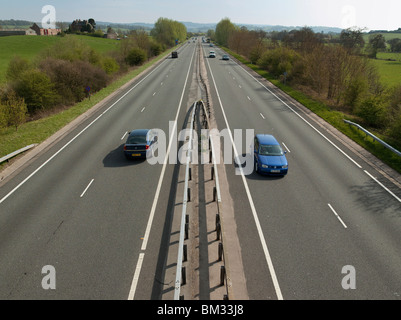 Beschäftigt zweispurigen Verkehr in Süd-Wales im Frühjahr angesehen von der Brücke über die Schnellstraße Stockfoto