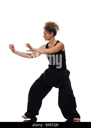 Reife Frau Taiji Tai Chi Chuan im Studio auf weißem Hintergrund isoliert Stockfoto