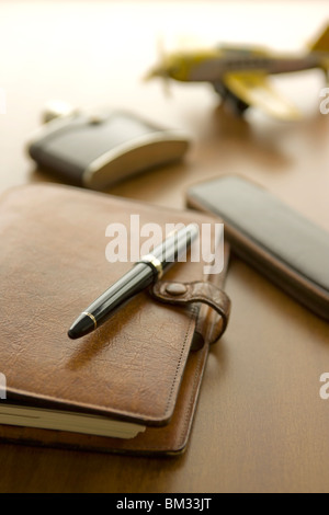 Tagebuch, Kugelschreiber und Bleistift Fall auf einem Schreibtisch Stockfoto
