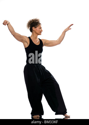 Reife Frau Taiji Tai Chi Chuan im Studio auf weißem Hintergrund isoliert Stockfoto