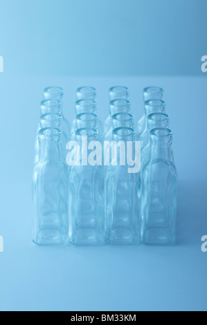 Reihen von leeren Flaschen auf dem Tisch, blauen Hintergrund, Soft Focus Stockfoto