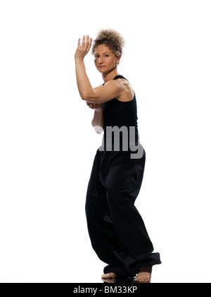 Reife Frau Taiji Tai Chi Chuan im Studio auf weißem Hintergrund isoliert Stockfoto