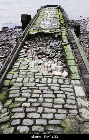 BROKEN STONE PIER, THEMSE: Broken Stone Pier am Strand Thames South Bank Millennium Way Blackfriars London England Vereinigtes Königreich Großbritannien Stockfoto