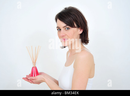 Frau mit aromatischen Stöcke Stockfoto