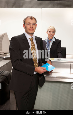 Geschäftsmann vor der Rezeption einchecken Stockfoto